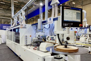 Mobilya üretimi için endüstriyel ekipman. WoodTech 2023 Woodworking Machinery Expo: İstanbul, Türkiye - 20 Ekim 2023.