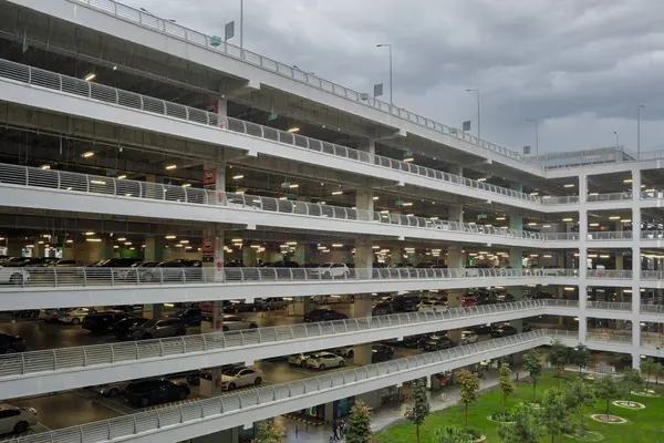Duży Wielopoziomowy Parking Dla Samochodów Deszczową Pogodę Tle Nieba Chmurami — Zdjęcie stockowe