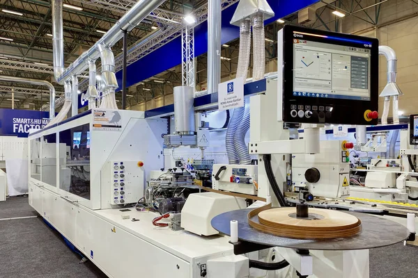 Mobilya üretimi için endüstriyel ekipman. WoodTech 2023 Woodworking Machinery Expo: İstanbul, Türkiye - 20 Ekim 2023.