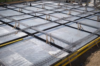 Yeni bir binanın inşaatı başlıyor. Alt katta beton temel ve inşaat yığınlarının hazırlanması: Tiflis, Gürcistan - 4 Nisan 202