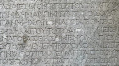 Yunan alfabesinin oyulmuş mermer harfleri. Eski Akdeniz mimarisinin dekoratif unsurları.