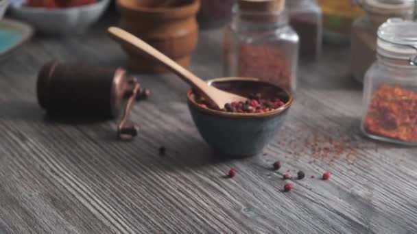 许多香料 辣椒和香料在玻璃瓶和手工磨坊在一个漂亮的木制桌子上 在家里做调味品 — 图库视频影像