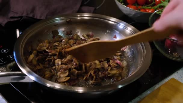 Homem Cozinha Cogumelos Uma Grande Frigideira Ferro Fogão Elétrico Cozinhar — Vídeo de Stock