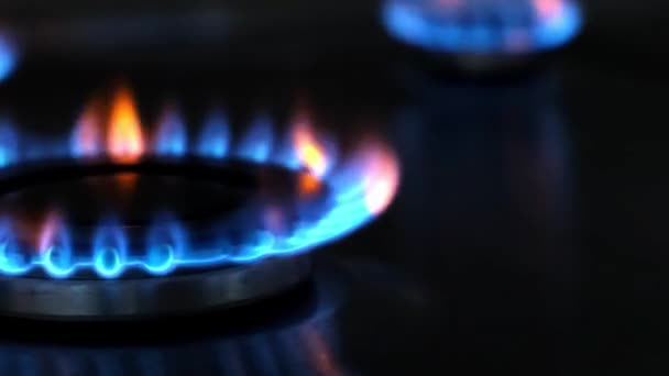 煤气在厨房火炉的燃烧器中燃烧 厨房的燃烧器在黑暗中燃烧 全景运动 — 图库视频影像