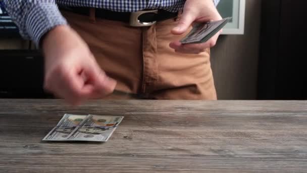 Bir Adam 100 Dolarlık Banknotları Sayıp Masaya Seriyor Kavramsal Fikir — Stok video