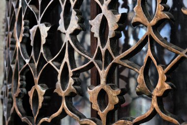 Doğu tarzında güzel bir dekoratif dövülmüş metal ızgaranın yakın çekimi. Seçici odak.