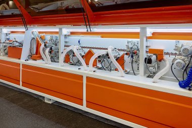 Mobilya üretimi için ahşap ürünleri işlemek için modern otomatik değirmen makinesi