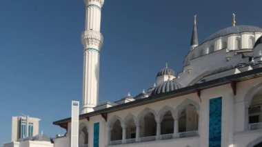 Bizans tarzı güzel bir Müslüman camisi. Günbatımı gökyüzünün arka planına karşı minareler.