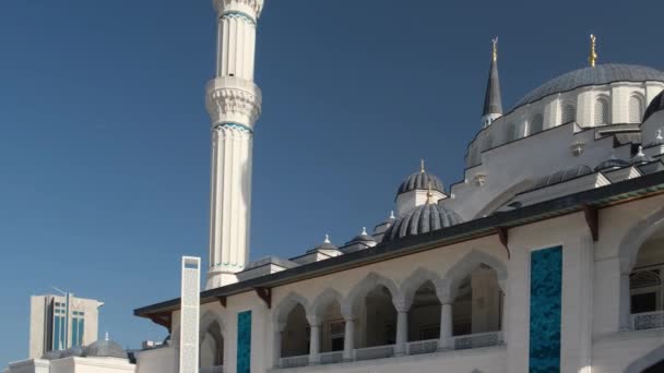 Una Hermosa Mezquita Musulmana Tipo Bizantino Minaretes Sobre Fondo Del — Vídeos de Stock