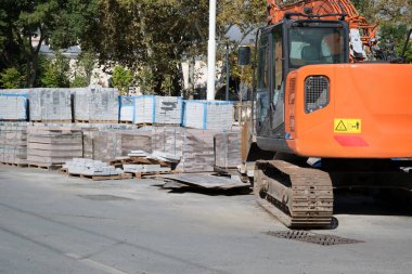 Şehirdeki bir yolun yeniden inşası. Eski asfaltın kaldırılması ve yeni asfalt döşemeler.