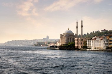 Bizans tarzı güzel bir Müslüman camisi şehrin arka planına ve deniz kıyısına karşı..