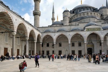 İstanbul 'daki Mavi Cami' nin iç avlusunda. Ziyaretçiler, turistler ve inananlar: İstanbul, Türkiye - 19 Ekim 2023
