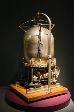 Model deniz mayını 19. yüzyılda bitiyor. Deniz Müzesi 'nde sergileniyor: İstanbul, Türkiye - 22 Ekim 2023.