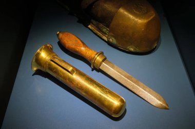 Dalgıç bıçağı ve büyük dalgıç botları yakın çekim. Pirinç, leard ve odun. Deniz Müzesi 'nde sergileniyor: İstanbul, Türkiye - 22 Ekim 2023.