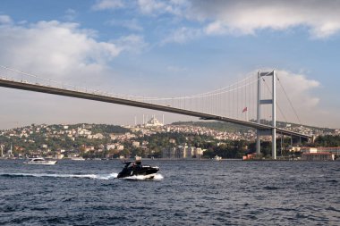 İstanbul 'daki Şehitler Köprüsü' nün arka planda güzel bir gökyüzü olan İstanbul Boğazı 'ndan görünüşü. : İstanbul, Türkiye - 22 Ekim 2023