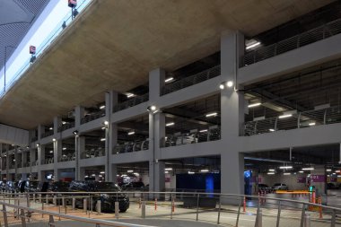 Büyük, modern, çok katlı bir otopark. Şehirdeki ulaşım altyapısının iyileştirilmesi.