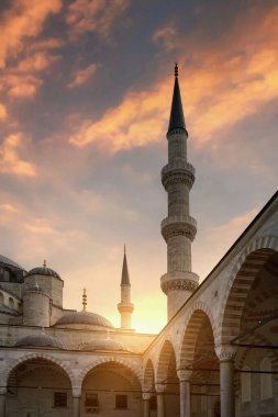 İstanbul 'daki Mavi Cami' nin güzel avlusu. Günbatımı gökyüzünün arka planına karşı minareler.