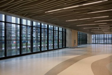 Modern alışveriş merkezinin içi çok güzel. Panoramik pencereler.