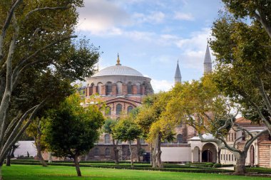 İstanbul 'daki Topkapı Sarayı' nın avlusunda ağaçlar ve yeşil çimlerle dolu güzel bir park..