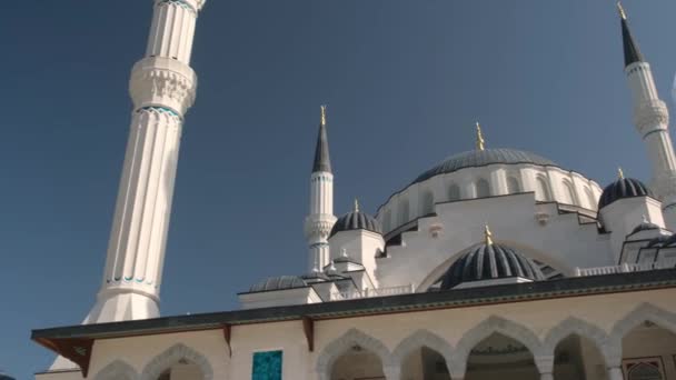 Eine Schöne Muslimische Moschee Byzantinischen Typs Vor Dem Hintergrund Sauberen — Stockvideo