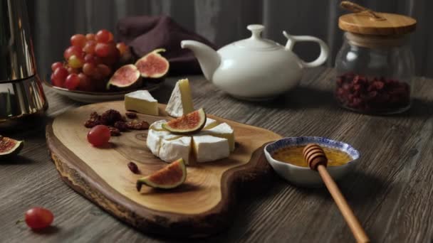 Επιδόρπιο Από Τυρί Camembert Και Φρούτα Κομμένα Σύκα Σταφύλια Ξηροί — Αρχείο Βίντεο