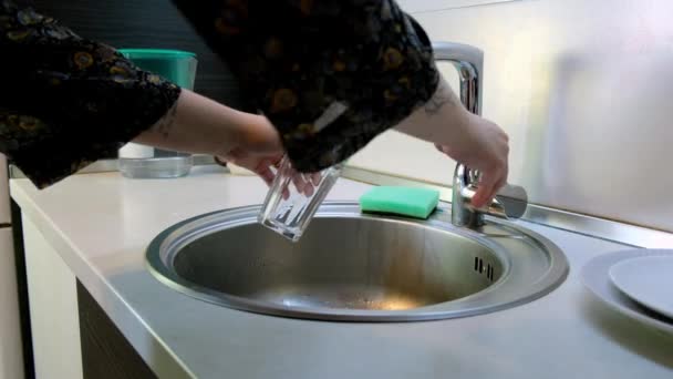 Крупный План Женщин Наполняющих Воду Крана Стеклянную Чашку Домашней Кухне — стоковое видео