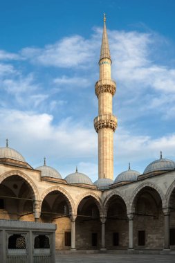 Gün doğumunda Süleyman Camii 'nin avlusunda. Bizans tarzı bir cami..