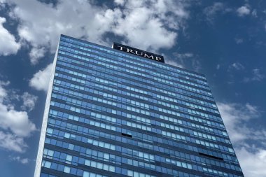 İstanbul Trump Kuleleri, 21 Ekim 2023 'te Sisli ilçesinde birbirine bağlı iki ikiz kule..