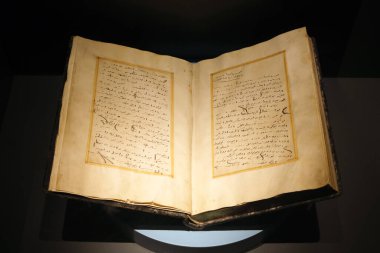 Asil Arapça bir kitap. Deniz Müzesi Sergisi: İstanbul, Türkiye - 22 Ekim 2023.