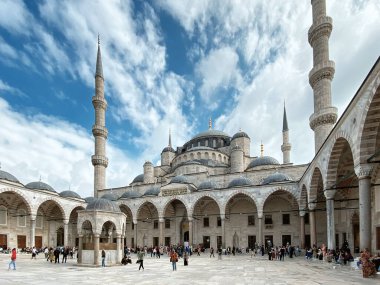 İstanbul 'daki Mavi Cami' nin iç avlusunda. Ziyaretçiler, turistler ve inananlar: İstanbul, Türkiye - 19 Ekim 2023.