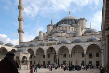 İstanbul 'daki Mavi Cami' nin iç avlusunda. Ziyaretçiler, turistler ve inananlar: İstanbul, Türkiye - 19 Ekim 2023