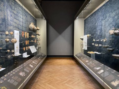 Truva antik kentinde yapılan kazılar sırasında bulunan günlük ve kültürel nesnelerin sergisi. Antik dünyanın sanatı. Antik Sanat Sergisi: İstanbul, Türkiye - 19 Ekim 2023.