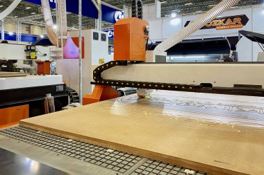 WoodTech 2023: İstanbul, Türkiye - 20 Ekim 2023 tarihli bir sergide ahşap ürünler için ahşap işleme amaçlı geniş çaplı modern sanayi CNC ahşap yönlendirici çalışmalarının gösterimi.