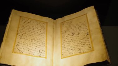 Asil Arapça bir kitap. Kemal Atatürk tarafından 20 Eylül 1924 'te Hamidiye kruvazörüne yaptığı ziyarette imzalandı. Deniz Müzesi Sergisi: İstanbul, Türkiye - 22 Ekim 2023.