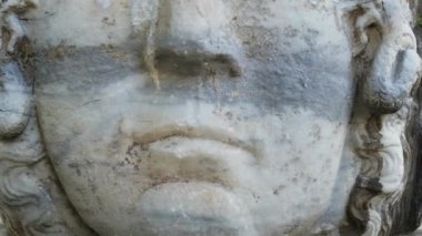 Mermere oyulmuş bir kadın kafası. Büyük bir heykelin parçası. Antik Sanat Sergisi: İstanbul, Türkiye - 19 Ekim 2023.