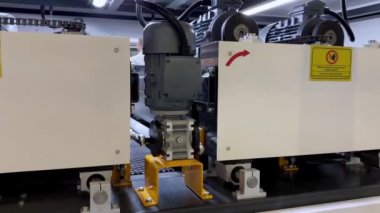 WoodTech 2023 Ahşap Fabrikaları Fuarı: İstanbul, Türkiye - 20 Ekim 2023 Sergisi 'nde mobilya imalatı için ahşap ürünleri işlemek üzere modern otomatikleştirilmiş öğütme makinesi.