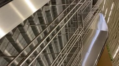 İstanbul Havalimanı Terminali 'nin güzel iç mekanı. Metro İstasyonu: İstanbul, Trkiye - 23 Ekim 2023