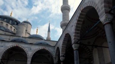 İstanbul 'daki Mavi Cami' nin güzel avlusu. Günbatımı gökyüzünün arka planına karşı minareler.