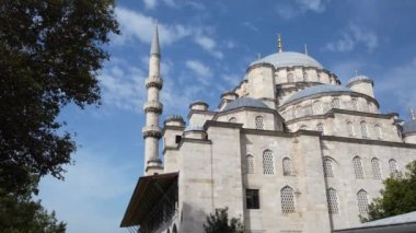 Bizans tarzında eski ve güzel bir Müslüman camisi. Arkaplan mavisi gökyüzüne karşı bulutlu..
