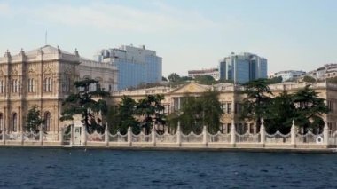 Deniz kıyısındaki modern bir şehrin arka planına karşı güzel bir tarihi saray..