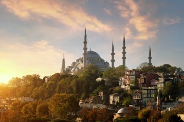 İstanbul 'daki Süleyman Camii' ne karşı güzel bir günbatımı gökyüzünün arkaplanı. Bizans tarzı bir cami..