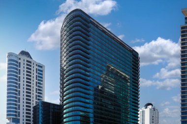 Gökyüzüne karşı birkaç güzel gökdelen. Dış yapı, iş, inşaat endüstrisi.