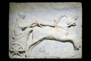 Mermer bir levhada at arabası yarışı tasvir ediliyor. MÖ 530-520 arası. Antik dünyanın sanat ve mimarisi. Antik Sanat Sergisi: İstanbul, Türkiye - 19 Ekim 2023.