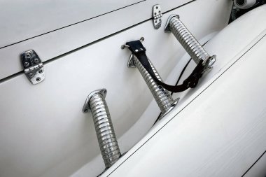 20. yüzyılın ortalarından kalma Mersedes marka bir arabanın kaputu ile tekerlek kemeri arasındaki krom borular: Tiflis, Georgia - 29 Ekim 2023.