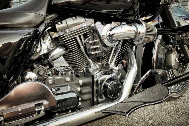 Klasik bir Harley Davidson motosikletinin krom çerçeveli ve bir iş merkezinin yakınındaki şehir sokağındaki egzoz sistemi olan Tiflis, Georgia - 29 Ekim 2023.
