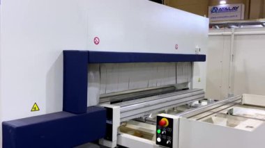 WoodTech 2023 Woodworking Machinery Expo: İstanbul, Türkiye - 20 Ekim 2023 Sergisi 'nde mobilya imalatı için ahşap ürünlerin işlenmesi için modern otomatikleştirilmiş fabrika makinesi.