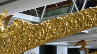 Yakından çekilen kukla altın kartal ve Sultan 'ın kadırgasının koçunun nişanı 22 Ekim 2023' te Deniz Kuvvetleri Müzesi 'nde sergilenmektedir..