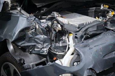 Kazadan sonra arabanın ön kısmı hasar gördü. Yol güvenliği ve emlak sigortası kavramı.