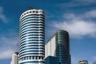 Gökyüzüne karşı birkaç güzel gökdelen. Modern şehirlerin yoğun kalkınma sorunu.
