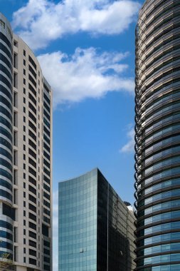 Gökyüzüne karşı birkaç güzel gökdelen. Modern şehirlerin yoğun inşası sorunu.